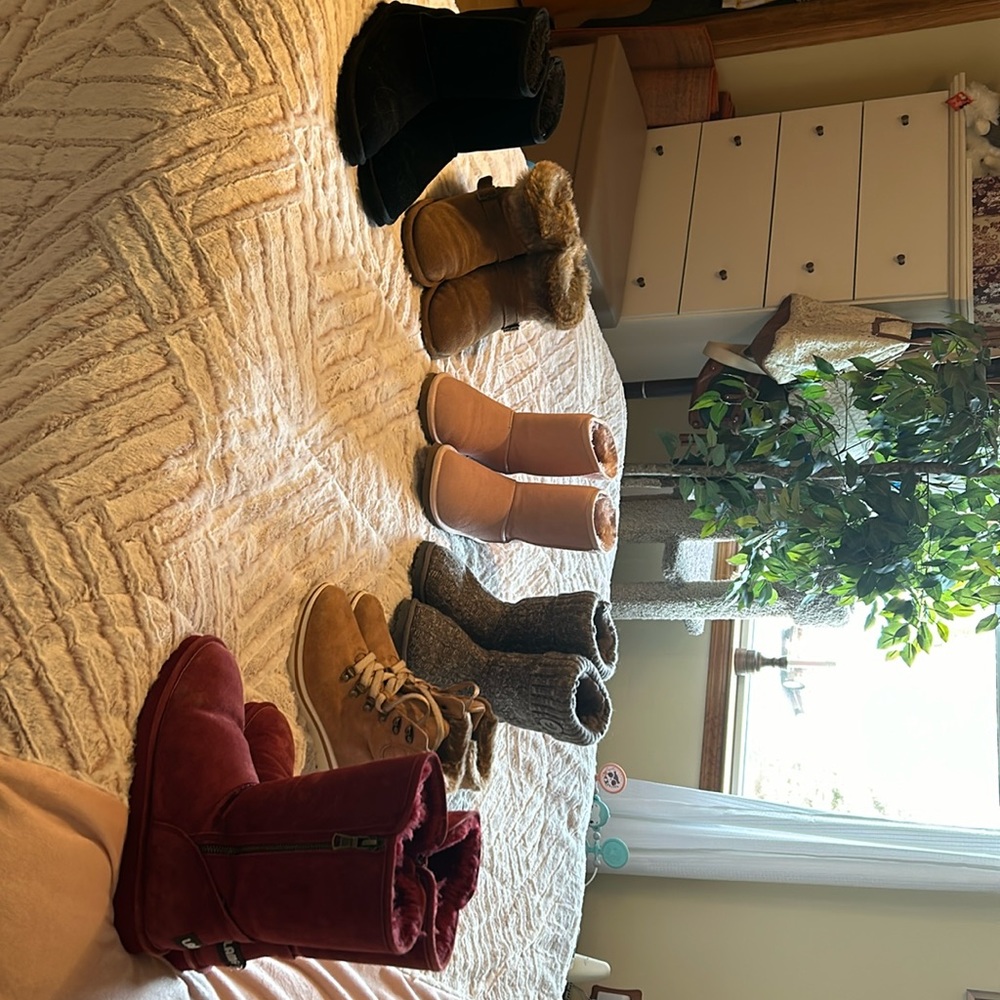 6 different styles of very gently used boots.. All in great shape!